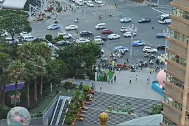 京路原名太和路，南起昆明火车南站，北至火车北站，因1966年贵昆铁路通车，昆明市民奔走相告：从这条贯穿昆明城南北的大道直奔昆明火车站，云南人就可以走到首都北京！为纪念这一大事，特将此路命名为北京路，取“边疆连接首都北京”之意#城市风景一角 #车来车往 #街景随拍 #昆明 #昆明北京路视频封面