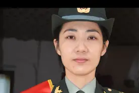 全国巾帼建功标兵，二等功2次，二级表彰3次，陆军第六届“四有”新时代革命军人标兵，这个女兵有点厉害！#中国军人 #喜报送到家视频封面