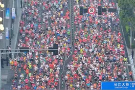 2025重庆马拉松赛震撼开启！ 骑马三万人！期待中国的你 今年取得好成绩！#2025重庆马拉松视频封面