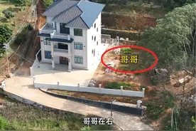 父亲分别给了两处宅基地建房，弟弟房子都建好，想不明白为何哥哥一直不建呢？#宅基地建房 #农村那点事