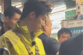 被路上叫帅哥第一反应是回一个敬礼也太可爱了吧🤣#黄景瑜 #路透 #路人视角  cr 🍠视频封面