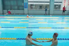 成人学游泳第一步，学会漂浮站立就可以独立的站起来也是学游泳的重要的部分#游泳#蛙泳#0基础游泳教学 #游泳技巧 #游泳教练肖鹏