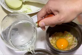 昨天包饺子剩的肉馅，今天做一个鸡蛋肉饼汤，营养好喝，做法还简单！你也给你家孩子安排上吧！#鸡蛋肉饼瓦罐汤 #炖盅 #瓦罐汤