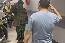 路过的战友给坚持站岗二十几年的退伍老班长敬礼，老班长回礼的瞬间…感动了，我给老班长拿了几瓶饮料#退伍军人不褪色 #我的老班长 #中国军人带来的安全感 #致敬老班长
