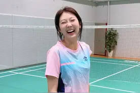 羽毛球用手打过去到底犯规不犯规？有没有裁判解释一下！ #羽毛球 #王小羽