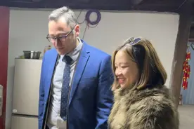 表妹带国外男友回家了，看了一桌菜都觉得很好奇，秋子一一介绍视频封面