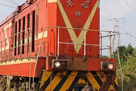 【平舞铁路】DF12-0035牵引重车大列缓缓通过乡村道口视频封面