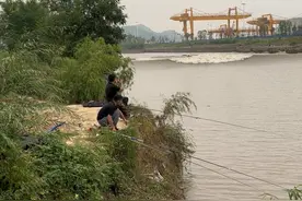 俩小伙在河边钓鱼，突遇涨潮，没见过潮水的他们有点懵，慌忙拿起鱼竿站在原地，潮水拍上岸来，其中一个跑了，另一个还呆在原地#钱塘江大潮#钓鱼人#钓鱼#真实户外视频封面