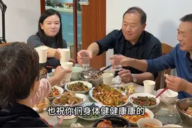 公公说很久没和老爸喝酒了，这次特意下厨做了几个拿手菜，邀请他的亲家来家里聚餐#记录真实生活 #家和万事兴 #平平淡淡小日子 #日常vlog视频封面