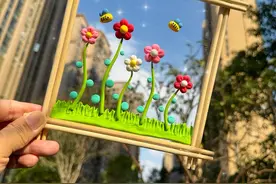 用一次性筷子和封箱胶做画框，再用粘土拼贴好看的春天创意画吧！#手工diy #幼儿园手工 #废物利用视频封面