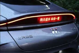 世界破破烂烂，但总有人缝缝补补。这一刻我们都是“智己人”