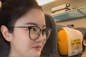 老师在列车上亮身份整治熊孩子！（来源：左老师要温柔）视频封面