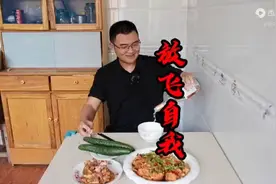 媳妇不在家！2斤多鱼杂，1个猪蹄，小伙在家怒喝一瓶白酒过瘾视频封面