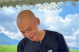 白切鹅肉嫩，就靠那蘸料提鲜，一口下去，料香混着肉香，绝了！#农村生活 #抖音美食推荐官 #我的民族很有范儿 #劲在壮美广西#劲酒民族瓶