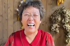 凉拌花生米是几十年的小凉菜了，婆婆用传统的做法好看又好吃，开胃还下饭#花生米 #凉拌菜 #妈呀太香了 #农村美食 #农村生活视频封面