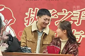 内蒙古这一婚姻登记处火了！自带拍照打卡点 免费给拍照“2月14日预计将为200对新人办理结婚证”   祝有情人终成眷属！#情人节快乐祝天下有情人终成眷属 #婚姻登记处 #我们结婚啦视频封面