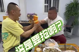 @东哥 别人串门连吃带拿，东哥串门都是自带酒水和菜的#赖氏父子 #搞笑视频 #兄弟情 #人间烟火视频封面