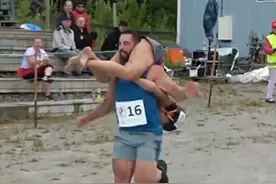 背老婆大赛，获胜奖励五万美刀#奇葩挑战#背老婆大赛#老外真会玩视频封面