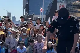 积极努力的福仔，貌美如花的仔妈，狗狗祟祟的仔爸。   #六一儿童节  #柯警福仔 #警营开放日 #警犬柯基 #搜爆犬视频封面