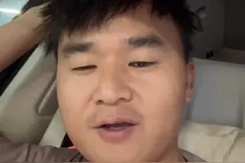 始祖鸟放烟花事件杰灵怎么看， 首先大方向上我和大家想法一样，觉得这个活动办得不妥，需要批评。  但我有另一个视角想和大家分享一下，我之前去过日喀则定日县，也就是这次活动举办地，说实话那个地方人烟稀少经济衰败，大部分收入来源应该都是去看珠峰的旅游业。定日县这次会批准这个活动，应该也是想着只要有人来办活动当地旅游业就有钱赚。  我们作为长期生活在城市的网民其实比较难理解他们的第一需求或者是思考路径，就像我们现在可能也很难理解自己老家几十年前以破坏环境为代价的经济发展活动，金山银山不如绿水青山的思想觉悟也是在我们经济水平发展到一定水平后才有的。  所以作为生活在离西藏非常遥远的城市居民来说，我们也许有更高的思想觉悟，我们可以严厉批判始祖鸟，批判蔡国强，因为他们是先进和发达的象征，理应比大部分人都更有超前的环境保护意识。但是我们应该对定日县批准这个活动的行为稍微包容一些，甚至应该鼓励引导他们今后继续批准那些不破坏环境又能促进当地经济发展的活动，不要让他们一遭被蛇咬十年怕井绳，啥活动也不敢批，最后耽误了当地居民提升生活水平的机会。  这就是我对始祖鸟事件的一点看法。 #始祖鸟 #蔡国强