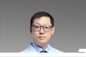 肝囊肿其实就是肝脏上长出来的囊性水泡，是一种良性疾病，大多数的肝囊肿都不需要手术治疗，定期复查就可以了，如果肝囊肿比较大，比如直径超过了10cm，超出了肝脏的轮廓或向肝脏外生长压迫了周围的内脏，引起进食后腹胀不适或者由于肝囊肿破裂、感染导致发热、腹痛等症状时，这个时候就建议手术干预了#医学科普仅供参考如有不适请线下就医 #硬核健康科普行动 #医学科普 #肝囊肿 #医疗创作者培优计划视频封面
