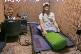 中国最寒冷地区大兴安岭搭建终极保暖地下庇护所挑战零下58度 #野外建造 #庇护所建造 #野外生存 #荒野建造 #荒野独居 今天终于在烂尾三手的地下庇护所里睡觉了 就是羽绒睡袋不适合我这个庇护所里使用 太热了吧视频封面