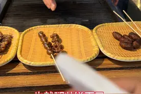 这老板是真会开玩笑哈，对了我还是没想通绿豆汤老板为啥啊？#路边摊美味  #昆虫美食 #套路视频封面