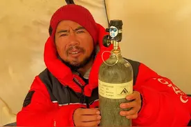 登顶世界第二高峰乔戈里峰K2后下撤至C3营地 一周瘦了20斤 世界上有许多容易事吧，但减肥可能是最容易的了。现在海拔7350米，已经2天没有大便了，马上准备继续下撤了。#乔戈里峰 @抖音短视频 @DOU+小助手