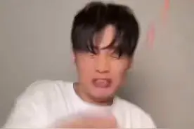 得亏是李荣浩，换其他人都崩眼睛里了～ 李荣浩老师对不起！视频为本人二次配音纯属娱乐！视频仅供娱乐 主播个人行为请勿上升至浩哥本人！#搞笑配音 #配音 #李荣浩 #李荣浩直播吃火锅木耳爆炸了 #名场面视频封面