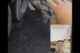 远程视频救援现场 两个师傅开17.5米大板车，由于不熟悉路况，直角转弯没有成功🏅因为是晚上视线不好，也是不懂S路的原理，想倒回来却越倒越卡住了，一个晚上都没有成功🏅天亮了他们又找到吊车，就在准备用吊车的时候，他们联系到了我，结果我与他们视频通话360度我看了一下，决定视频远程指挥看看，结果没有想到两次就成功倒出来了，大家觉得指挥的怎么样？谢谢观看评论留言🙏#现场实拍 #江南倒车老蒋 #半挂车倒车技巧 #救援 #视频远程救援视频封面