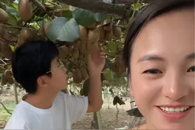 海清回来了，小凤第一时间带儿子去摘猕猴桃，海清非常懂事，真的长大了，随时都会照顾妈妈#记录真实生活 #我的乡村生活视频封面