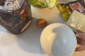 微波炉叮麦片鸡蛋加醪糟，忙碌的人上班族，减脂人首选哦！#低卡低脂餐食谱分享 #早餐吃什么 #懒人美食 #营养早餐每一天 #悦悦妈咪视频封面
