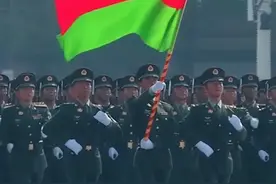 阅兵劈枪视觉冲击力太强了！陆军方队劈枪走过天安门。劈枪，不仅仅是一个受阅动作。它劈出的是人民军队一往无前、所向披靡的坚定意志！脚步铿锵，气势如虹！（来源：人民日报）#抗战胜利80周年 #媒体精选计划 #我们的胜利