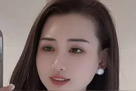“辛苦一年了 喜欢的东西一样没买 还得勒紧裤腰带准备过年 这样的女人是你吗？”视频封面