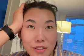 我不想长肌肉， 我只想塑型” 很多女生觉得增长肌肉就代表变得大只， 所以把目光都放在“减脂” 有氧， 跳操，跟练， 避免增肌。  但是当你没有肌肉， 减完以后 也只是没有形状的瘦， 跟“塑型” 有线条的样子 并不一样。  得要 body recomposition! 增肌+减脂 （而这个过程，对于刚开始训练的新手来说，完全可以同时进行。）#健身女孩多巴胺运动日常 #减肥小知识 #拒绝身材焦虑 #撸铁女孩 #干货分享