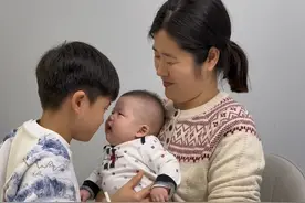 三个月的宝宝不仅会认人，还会假哭了，对妈妈来说，那种哼哼唧唧被需要的感觉，就是专属的幸福。 #小玉一家人 #大宝和小宝 #婆媳相处 #你们家宝宝这样吗 #戏精宝宝视频封面