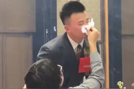 在婚礼现场给主持人擦汗的宾客你见过，给主持人擤鼻涕的主持人你见过？？那么今天…他来了！！笑不活了#上海婚礼主持人夏正正 #杭州婚礼主持人夏正正 #苏州婚礼主持人夏正正 #南京婚礼主持人夏正正 #无锡婚礼主持人夏正正视频封面