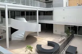 两个空间：保定的the box，默认上冰水的集装箱餐厅