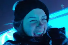 第一次坐哈尔滨冰雪大世界500米大滑梯，这家伙也太刺激了！ 保安大哥一张嘴给我吓一跳，卧虎藏龙啊 #哈尔滨冰雪大世界  #老外在中国 #哈尔滨 #冰雪dou是好风光视频封面