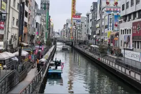 走进日本第二大城市：大阪     大阪，古称浪速、难波京，丰臣秀吉修建大坂城之后改名大阪。位于日本关西地区。也是关西地区的第一大城市，全日本的第二大城市。公元313-412年，645-683年，两度成为日本首都，按时间排序，是日本第一个首都，与京都、江户（东京）并称三都，经济发达，被誉为日本的“天下厨房”，“政治的东京，经济的大阪”，美国科尔尼的全球城市排名中，位居世界第47名。#日本 #大阪 #打卡 #旅行 #城市风景视频封面