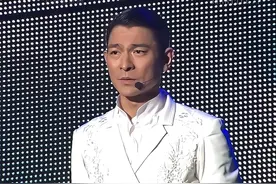 #刘德华 台北演唱会再次唱响#中国人 引发热议，其实这首歌的词曲作者都是台湾人，#我们都是龙的传人，都是中国人！#经典老歌 #刘德华演唱会视频封面