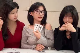 趣味游戏 看谁玩的花@沙雕大学生 @沙雕表妹  #沙雕女孩欢乐多 #视频来源于网络 #五花八门的消遣方式 #不按套路出牌 #扑克牌的各种玩法视频封面