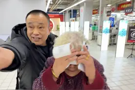姥姥非让我爸给他买了个华为手机，就让我爸给他上了一课！估计姥姥再也不敢和我们出门了…@二黑嫂 @郝妞儿呀🌸 @二黑小 @福娥子视频封面