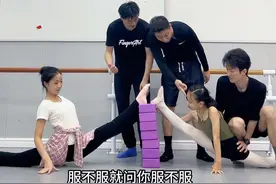 七块砖下竖叉的难度是一般舞蹈生不敢碰的#舞蹈生 #台上一分钟台下十年功 #软开度训练 #舞蹈课堂随拍 #舞蹈基本功视频封面