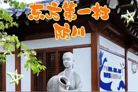 一眼望三国，山水醉防川——探秘中国东极，邂逅边陲奇境！ 【📍 独特地理位置】 防川村，中国版图上的"东方第一村"，坐落于吉林省珲春市，中、俄、朝三国交界处。登高远眺，图们江蜿蜒如带，左手俄罗斯，右手朝鲜，脚下是祖国山河，壮丽景色尽收眼底！ 东北22天边境游线路： 第一天：漠河-观音山-胭脂沟-鹿园-北极村； 第二天：北极村-黑龙江第一湾-乌苏里浅滩（最北点）-北红村； 第三天：北红村-十八站-最北音乐公路-白银纳鄂伦春族乡-呼玛； 第四天：呼玛-鹿鼎山-画山景区-黑河大岛-中俄边境-黑河； 第五天：黑河-逊克-茅兰沟-嘉荫（恐龙之乡）； 第六天：嘉荫-萝北（茗山景区）-同江； 第七天：同江-三江口-街津口-抚远； 第八天：抚远-黑瞎子岛-东方第一哨-饶河； 第九天：饶河-珍宝岛-虎头要塞-虎头-虎林； 第十天：虎林-密山-兴凯湖-鸡西； 第十一天：鸡西-绥芬河国家森林公园-东宁（东宁要塞）； 第十二天：东宁-牡丹江-宁安-镜泊湖； 第十三天：镜泊湖-汪清-图们-珲春； 第十四天：珲春-防川（一眼望三国）-和龙-二道白河； 第十五天：二道白河-长白山北坡-长白瀑布-二道白河； 第十六天：二道白河-临江 ； 第十七天：临江-五女峰国家森林公园-集安-绿江村； 第十八天：绿江村-五女山城-望天洞-桓仁枫林谷-桓仁满族自治县； 第十九天：桓仁-青山沟-黄椅山火山森林公园-宽甸； 第二十天：宽甸-五龙山风景区-凤凰山-丹东市（或可选择宽甸-河口景区-桃花岛-鸭绿江-虎山长城-鸭绿江断桥-丹东）； 第二十一天：丹东-盘锦红海滩-盘锦； 第二十二天：盘锦-沈阳（故宫）。#漠河旅游攻略 #东北旅游 #旅行 #防川东方第一村 #旅游推荐官