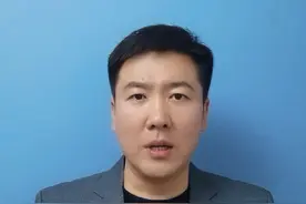#男孩爬女子车前盖蹦跳被抓后大哭 #小男孩戏精上身视频封面