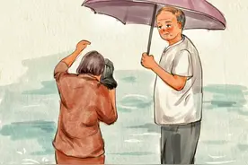 下雨天爷爷和奶奶一起赶路，爷爷打着伞奶奶淋着雨，奶奶想躲雨，爷爷却加快脚步离开，连忙追上去，以为是帮忙打伞，结果却发现回头只是看她淋雨，真的提奶奶醉了，她不是淋了雨而是淋了一辈子的雨 #画画 #画一个故事 #婚姻 #dou上热门 #创作灵感 @DOU+小助手视频封面