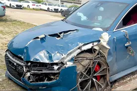 Rs7红绿灯路口弹射失败 惊呆路人#奥迪rs7 #抖音汽车 #quattro #dou是好车 #弹射起步视频封面