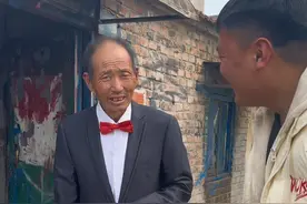 今天来给四河大爷送西装，真是人靠衣裳马靠鞍，瞬间年轻了许多，穿上西装后激动的样子真招人喜欢。#农村生活 #社会百态 #正能量 #四河大爷视频封面