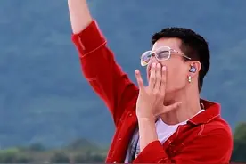 小时候偷尝了一口大人的香烟 皱着眉头远远的递给了现在的我 #浪流连 #茄子蛋 #音乐种草计划 #内容启发搜索视频封面